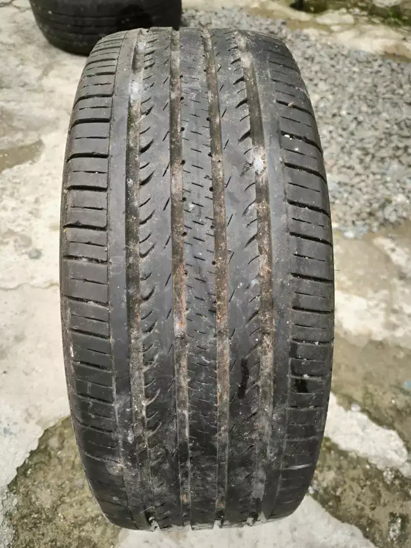 Ban Mobil Bekas (2 buah)