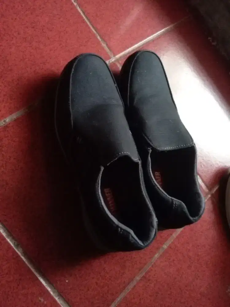 Lelang sepatu ber merk 2 pasang