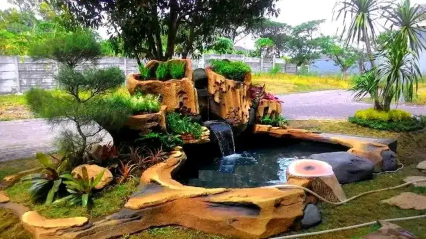 Taman hijau dan kolam hias