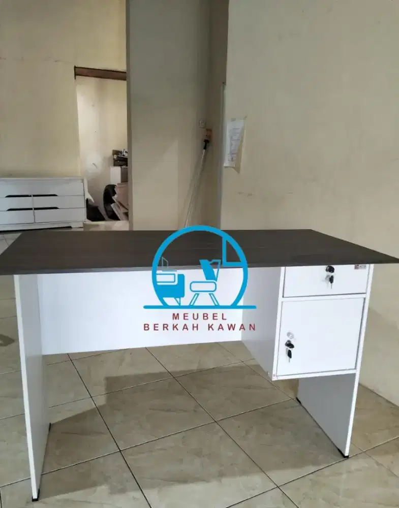 Meja kantor siap antar
