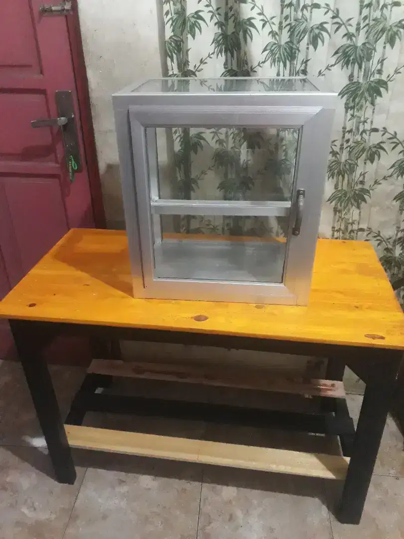 Etalase dan meja kayu