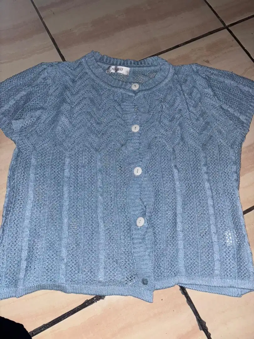 Baju preloved ( bekas tapi masih bagus)