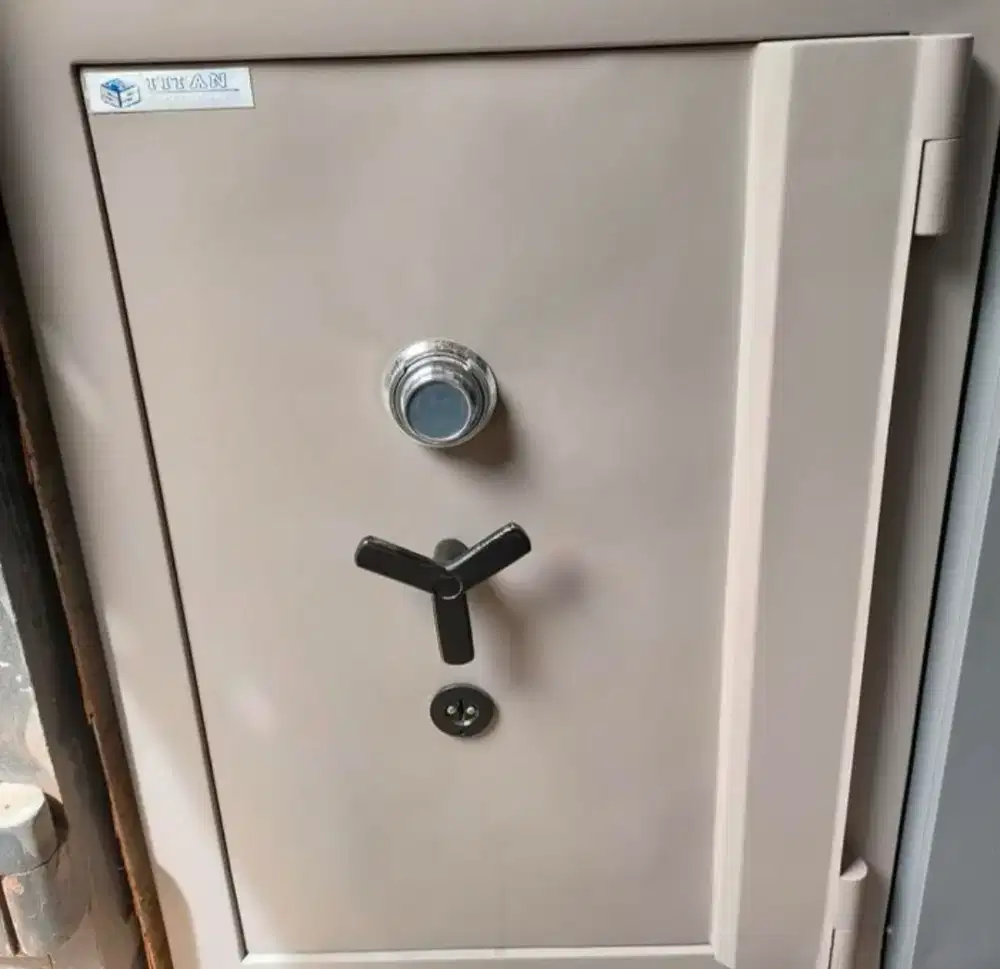 Brankas merk TITAN 107cm