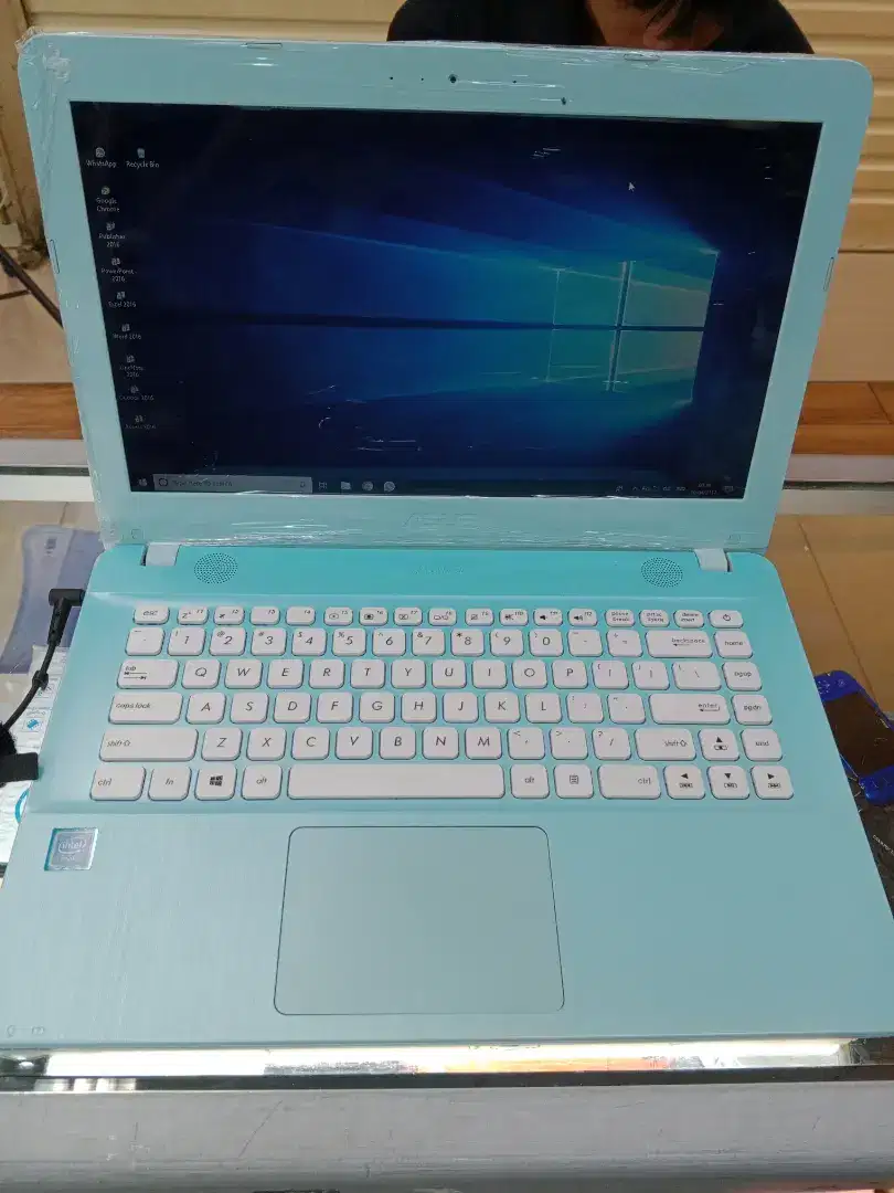 Nak jual laptop Asus blue