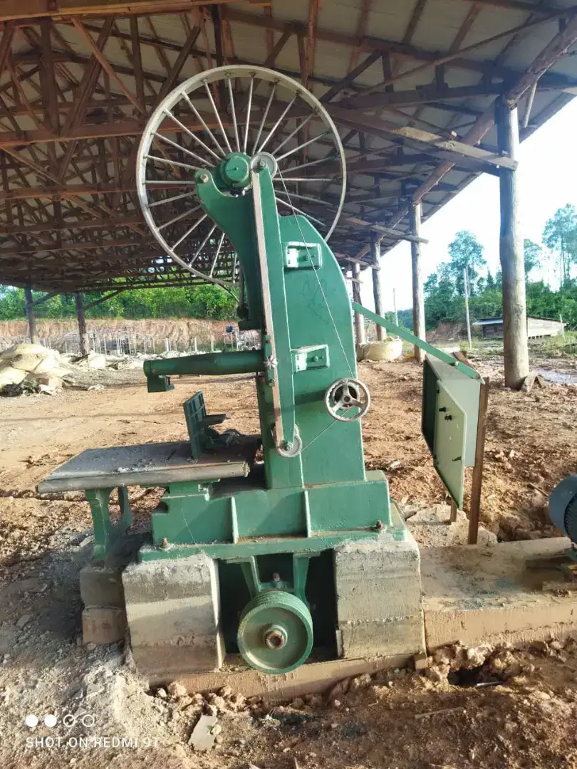 Alat² sawmill lengkap ada 2 set , genset dll