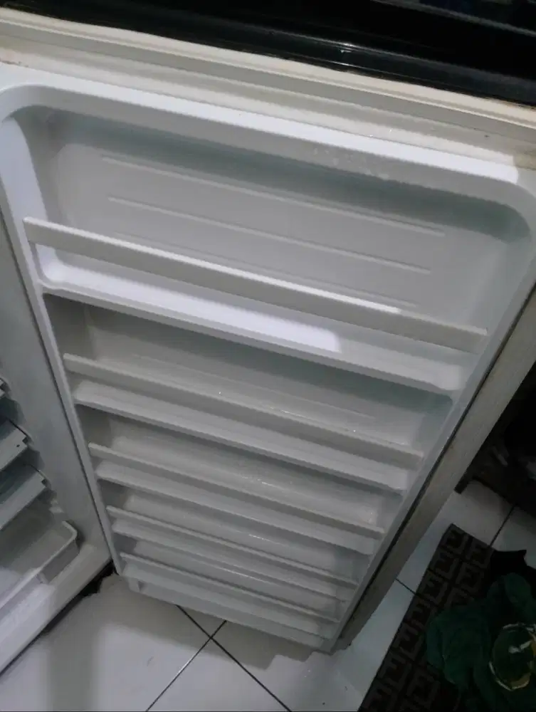 Kulkas freezer merk aqua