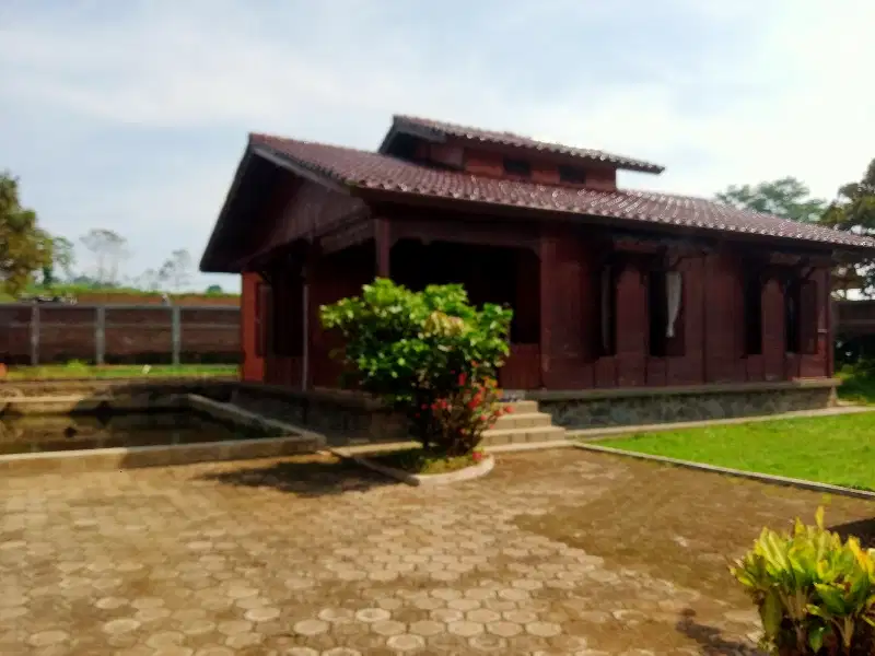 RUMAH VILLA KAYU JATI TUA SHM JUAL CEPAT AKSES TOL SOROJA