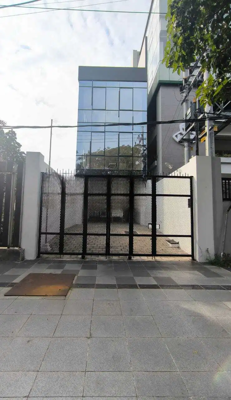 Disewakan Ruko/Gedung 4 Lantai Surabaya Pusat Bangunan Baru Gress