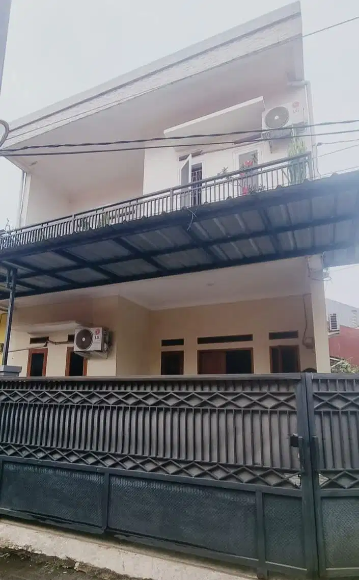 JUAL RUMAH BANGUNAN BERKUALITAS 3 LANTAI KAWASAN KARANG TENGAH CILEDUG