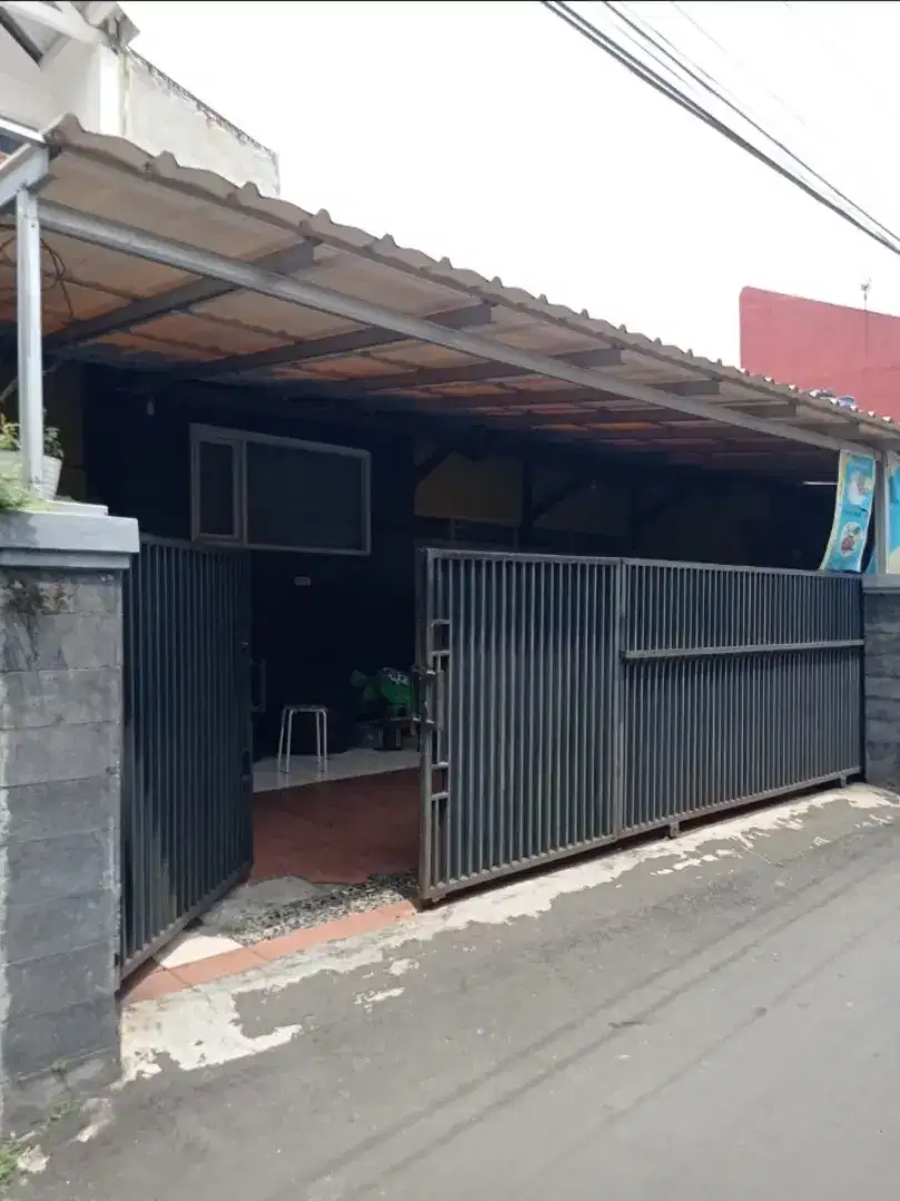 Jual rumah 2 lantai, lokasi strategis