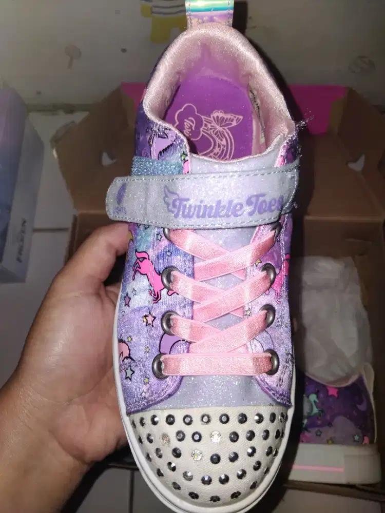 Sepatu skechers anak ori 1000%