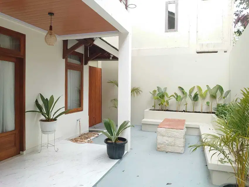 Jual Rumah di Komp Villa Istana Bunga Bandung Barat,3 Lantai Furnished