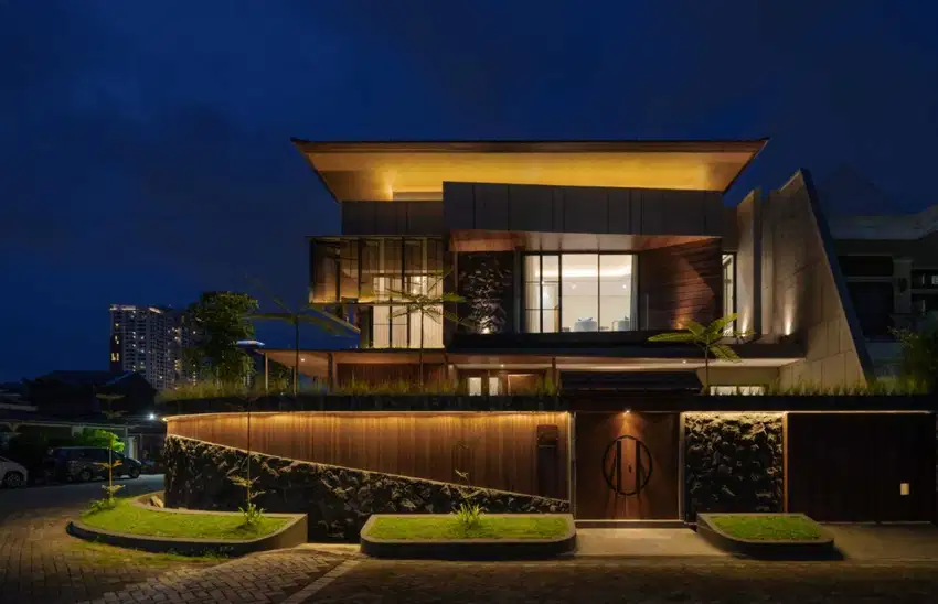 Rumah Baru 2 Lantai Tropical Minimalis Mewah Manyar Kertoadi