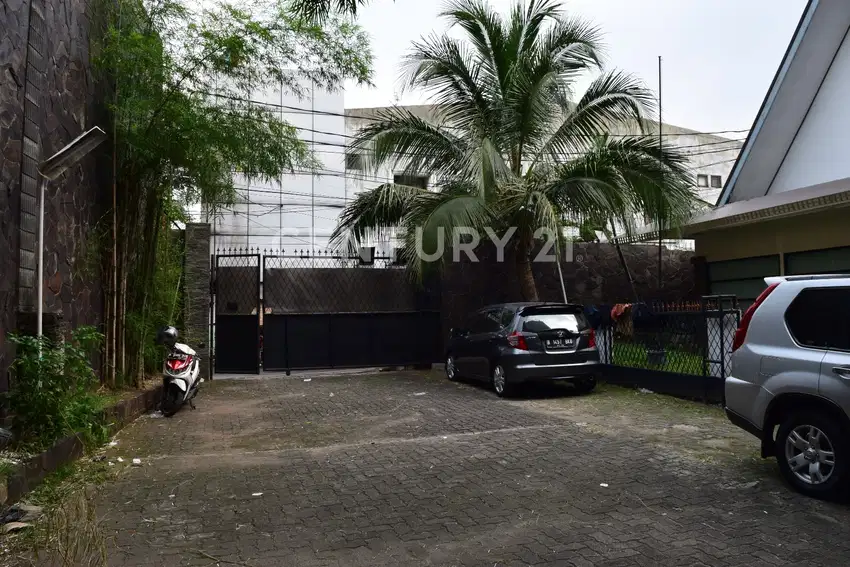 RUMAH DIBAWAH HARGA NJOP STRATEGIS LEGENDARIS  DI KEBAYORAN BARU