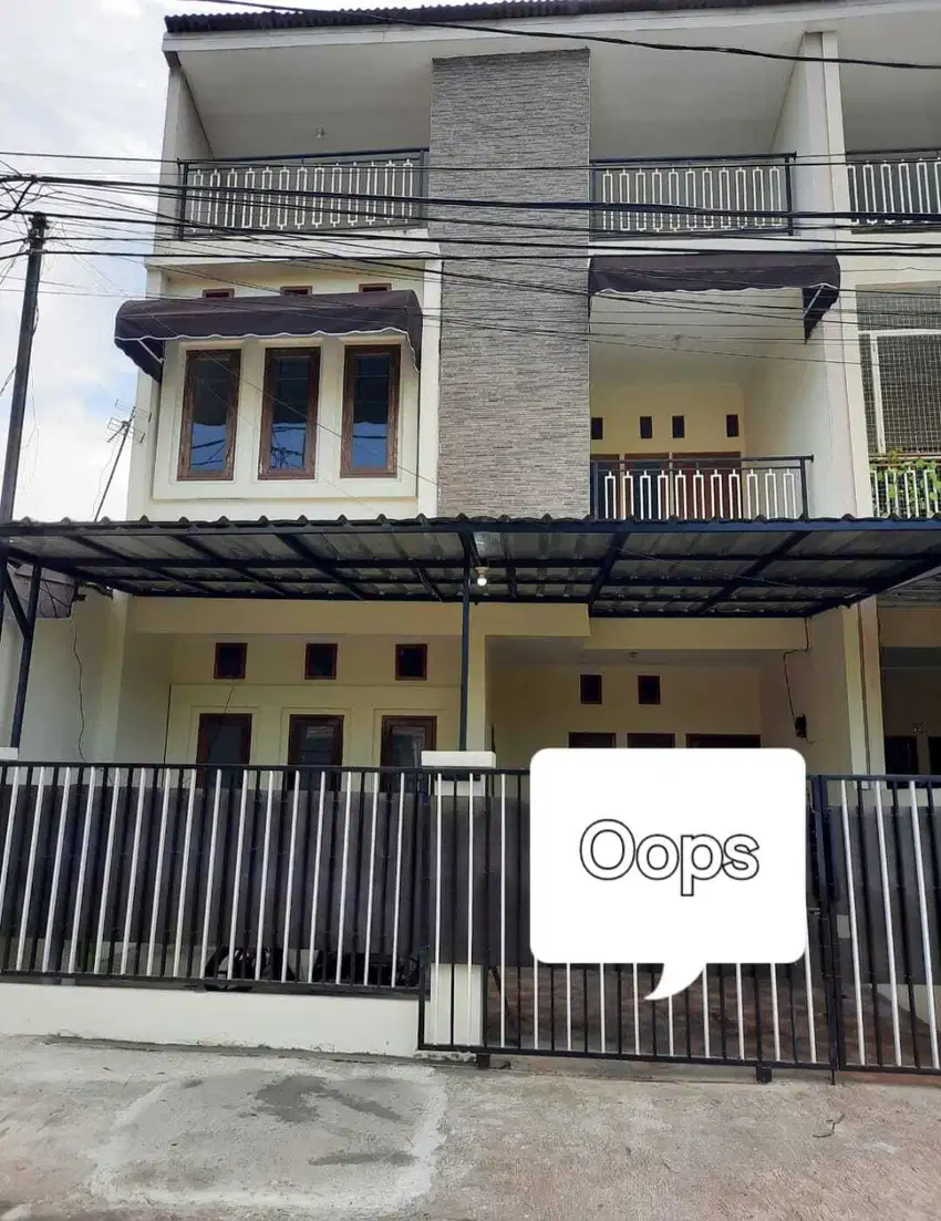 Dikontrakan Rumah siap huni 2.5 lantai pinggir jalan 2 mobil dj Condet