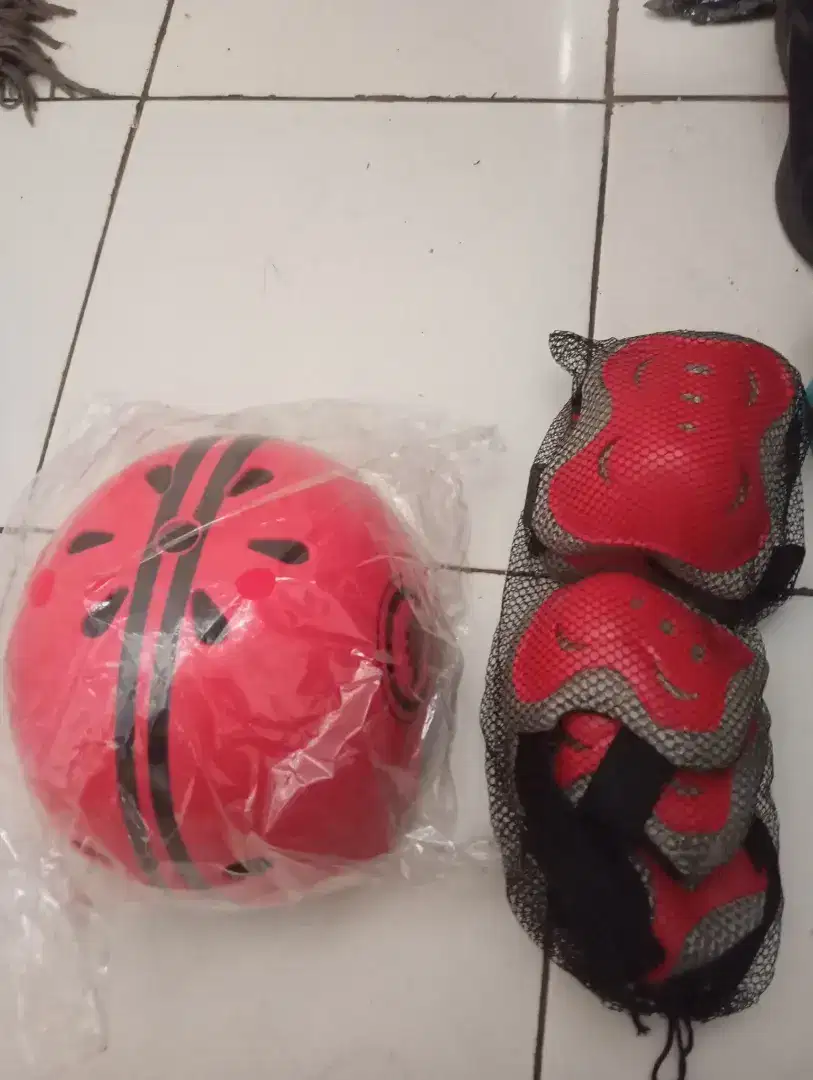 Helm anak sepeda dan Pelindung kaki