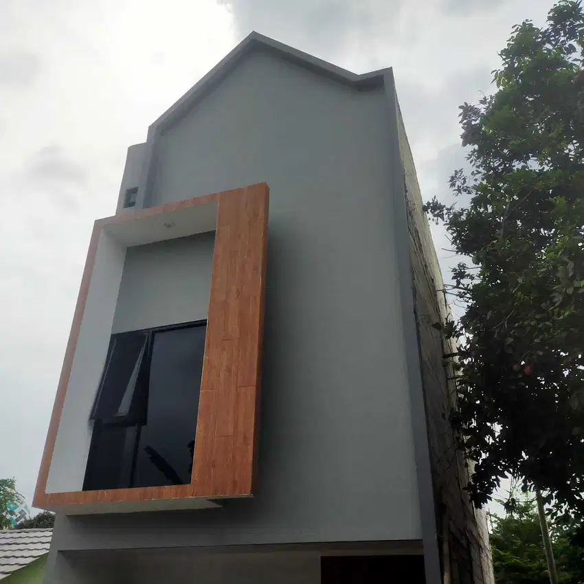 Rumah dua lantai akses dua mobil di Jakarta timur