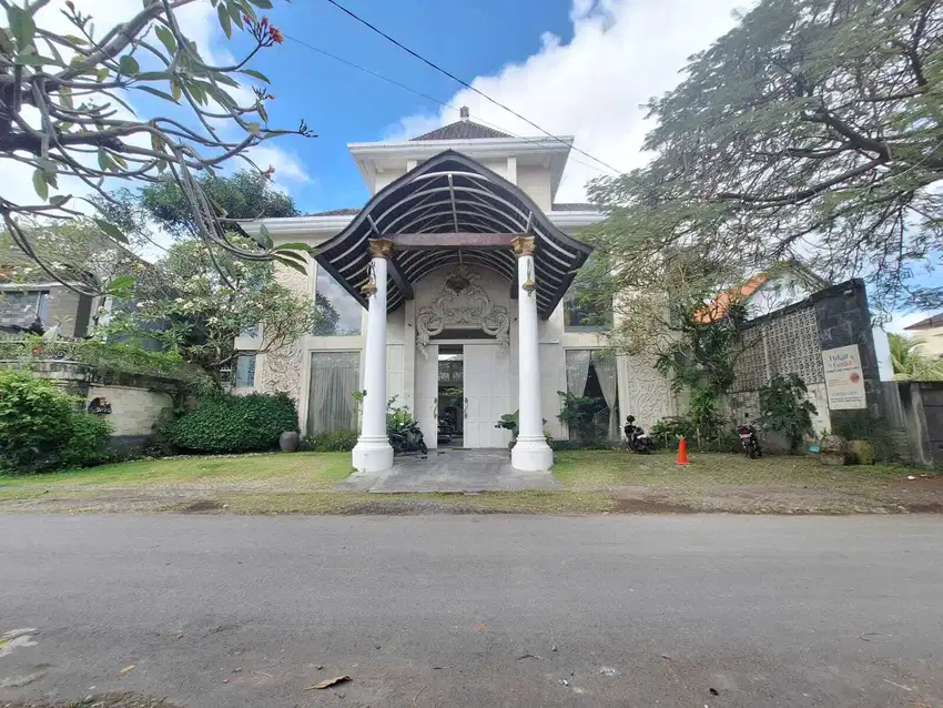 Rumah Modern Style Eropa Dengan Sentuhan Tropis di Renon