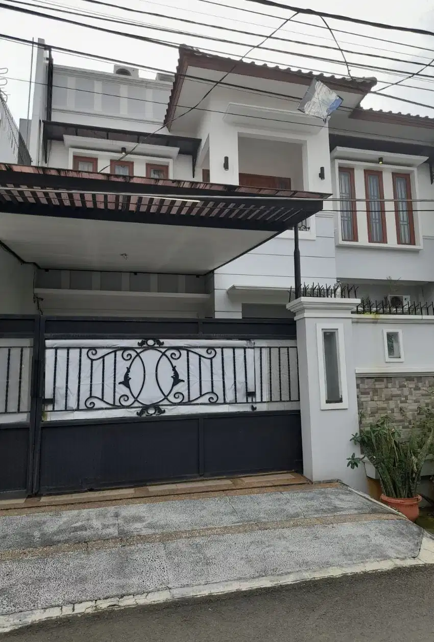RUMAH MEWAH, Siap Huni Luas 300 Semi Furnished Klender Duren Sawit