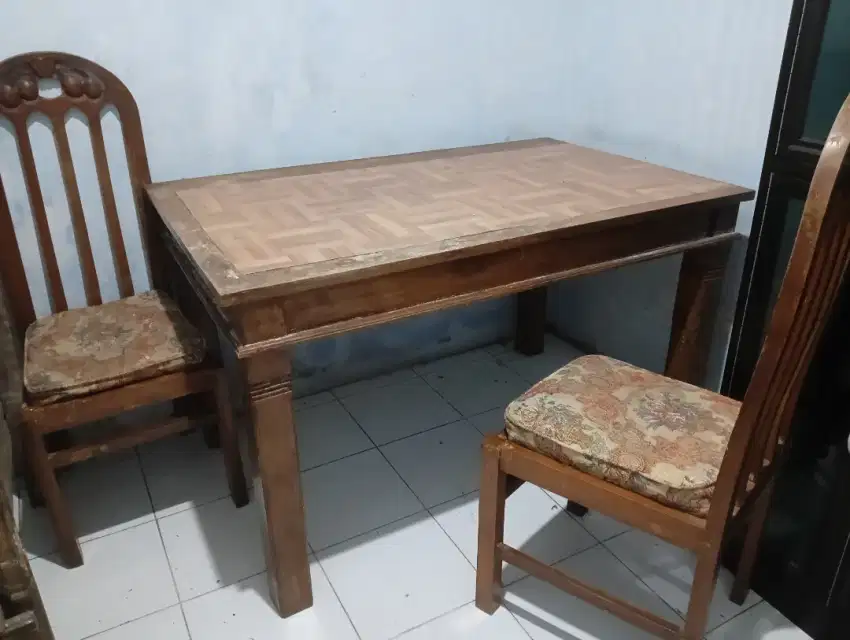 Di jual meja makan + 2 kursi makan bekas