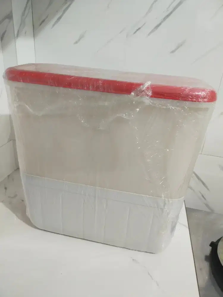 Tempat beras merk Tupperware