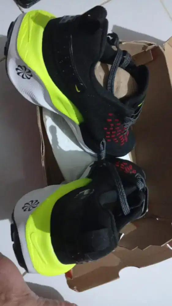 SEPATU OLAHRAGA NIKE