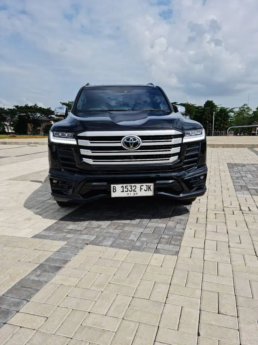 Toyota land cruiser vxr 300 2023 like new