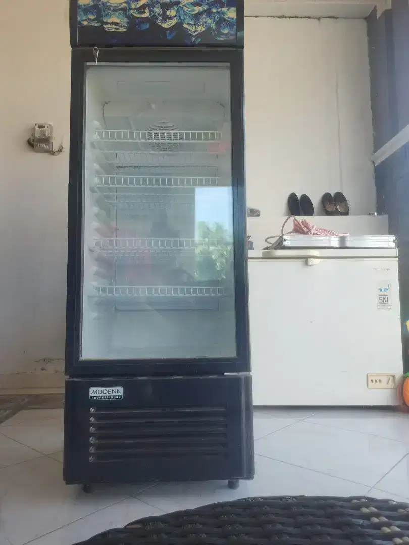Showcase like new