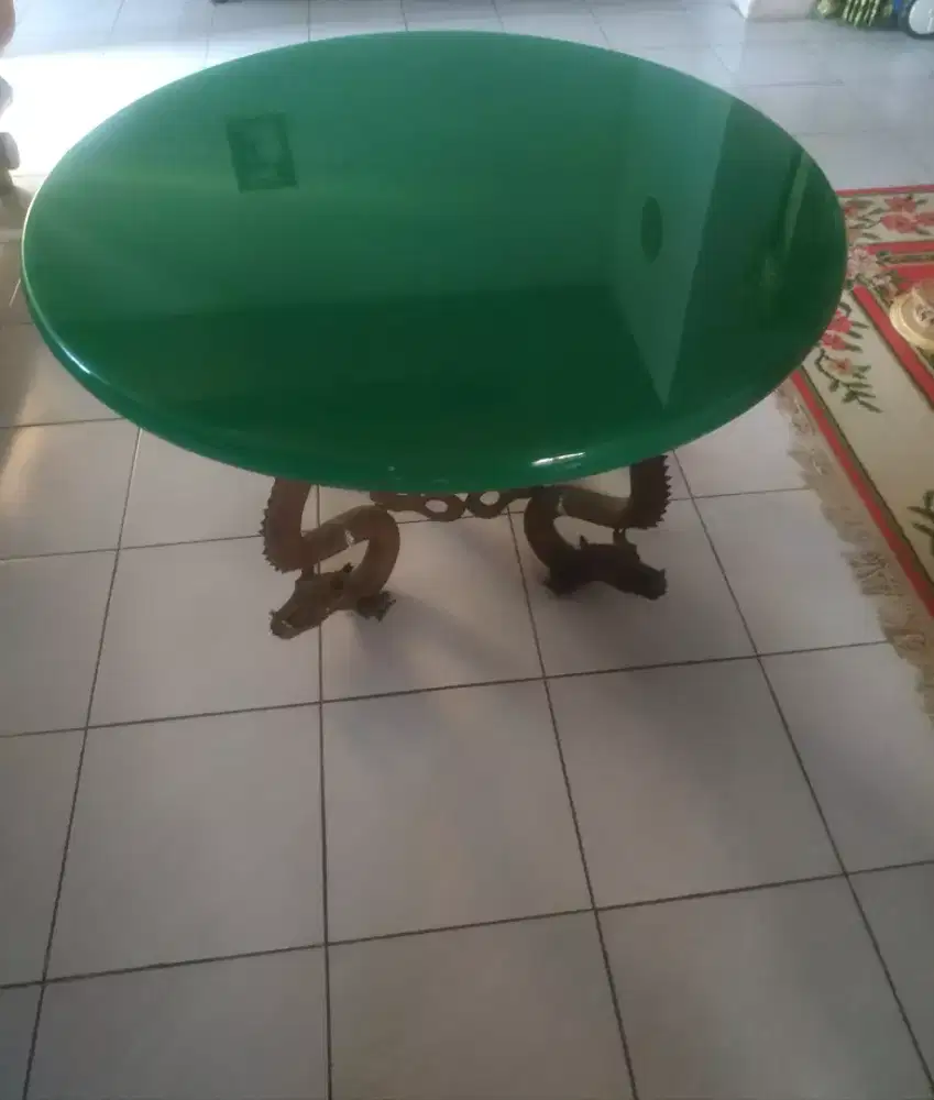 Meja hijau ada gambar naga untuk hiasan