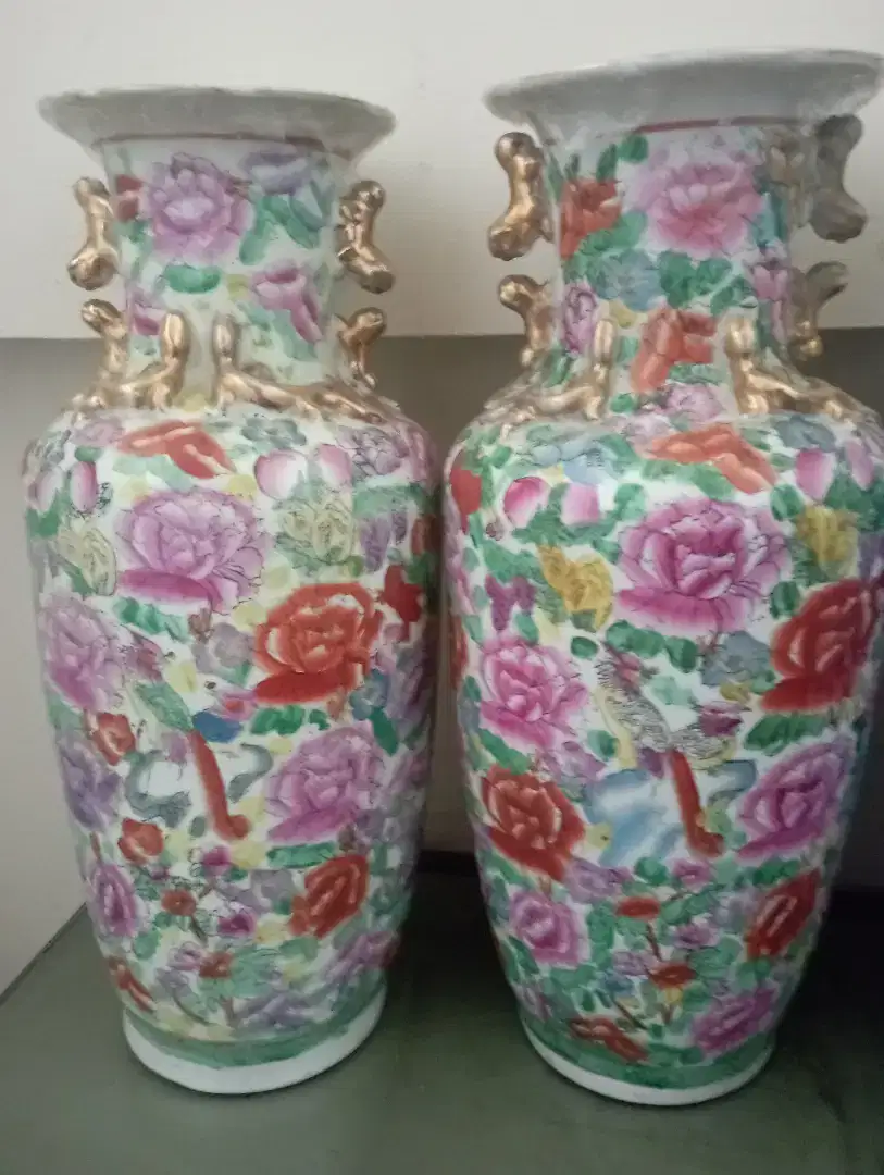 Guci motif bunga warna warni