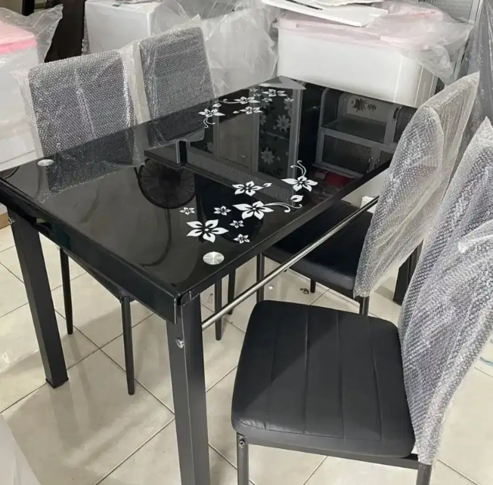 Meja makan minimalis tempered glass kaki besi