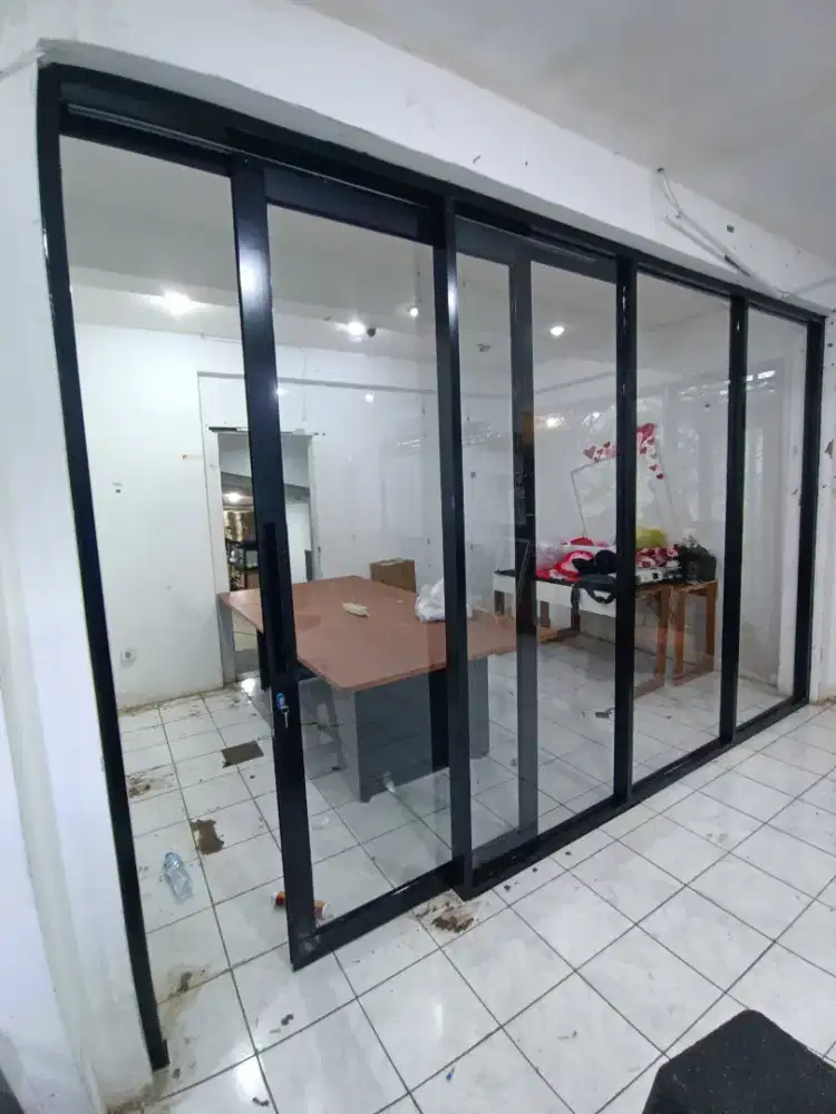 Partisi kaca dan sekatan kantor