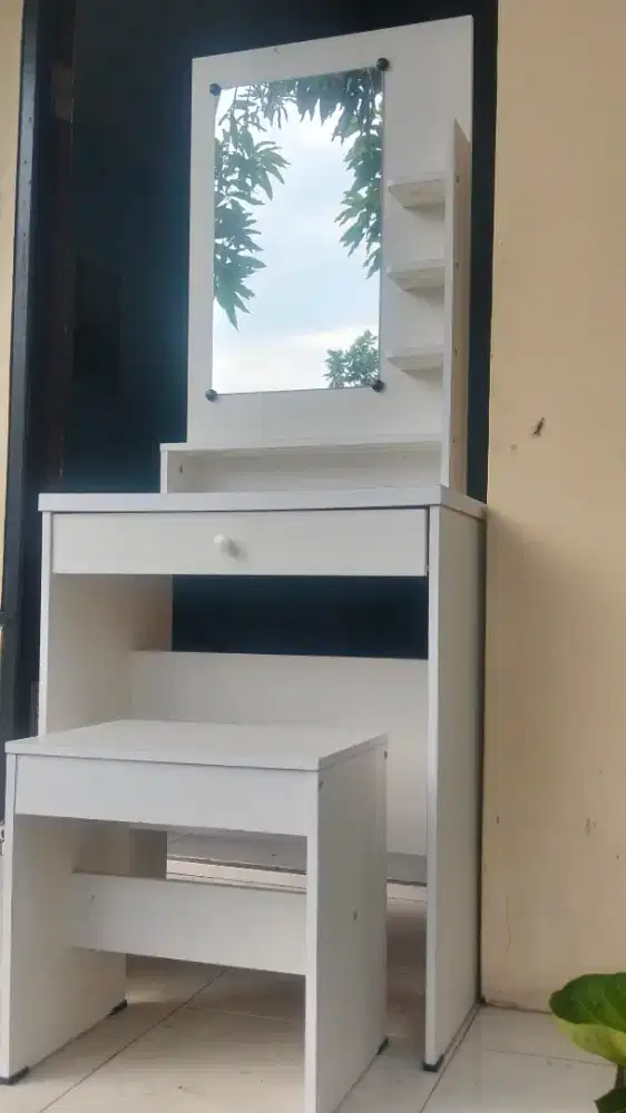 Lemari hias dan kursi