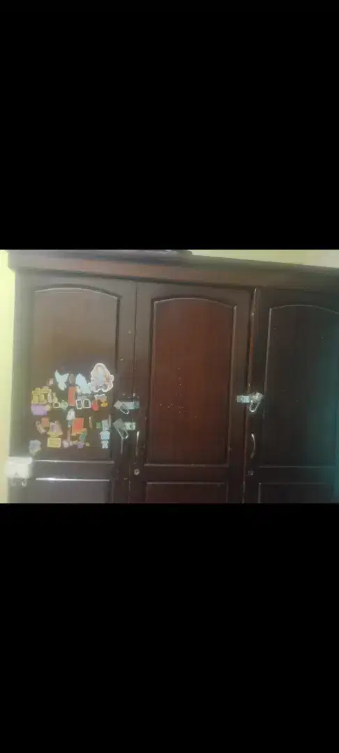 Dijual lemari jati 3 pintu kondisi masih bagus