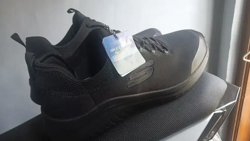 Sepatu skechers pria size 44 Originial. Tidak pernah pakai