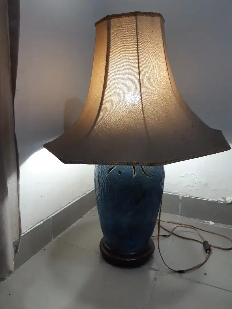 Lampu duduk guci