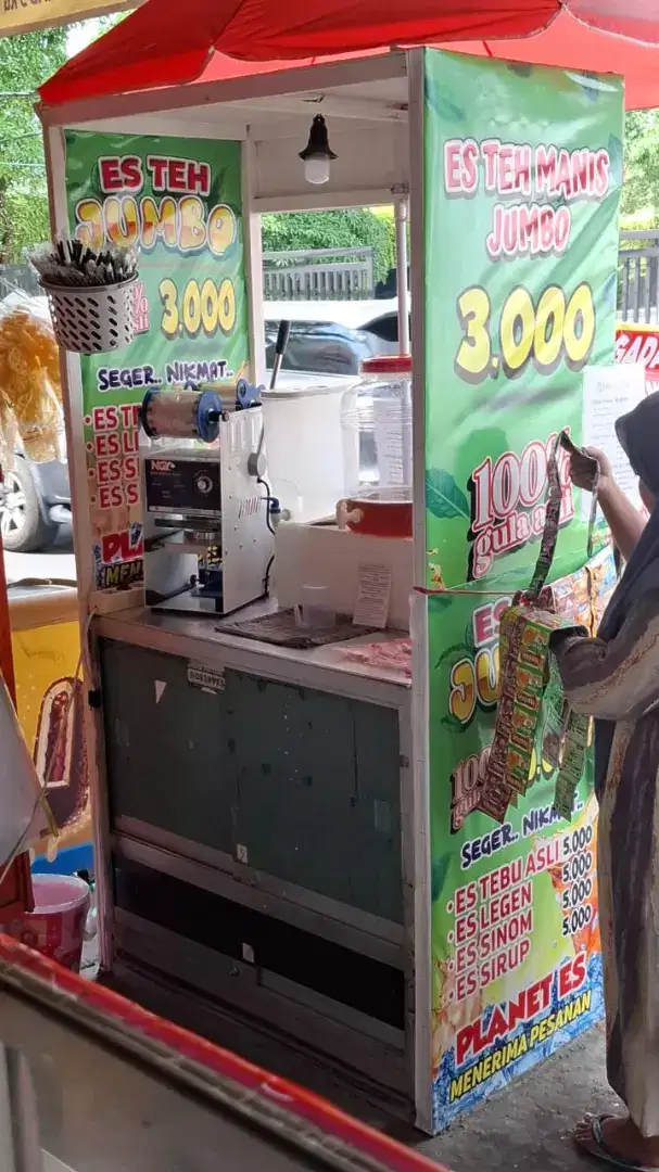 Karyawati stand minuman