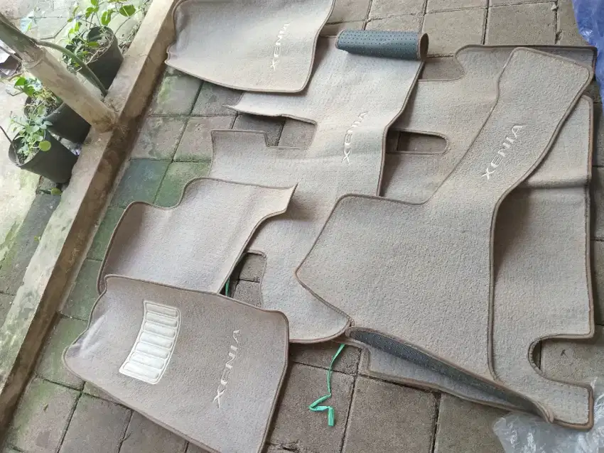 Karpet copotan Xenia (full set warna cream)