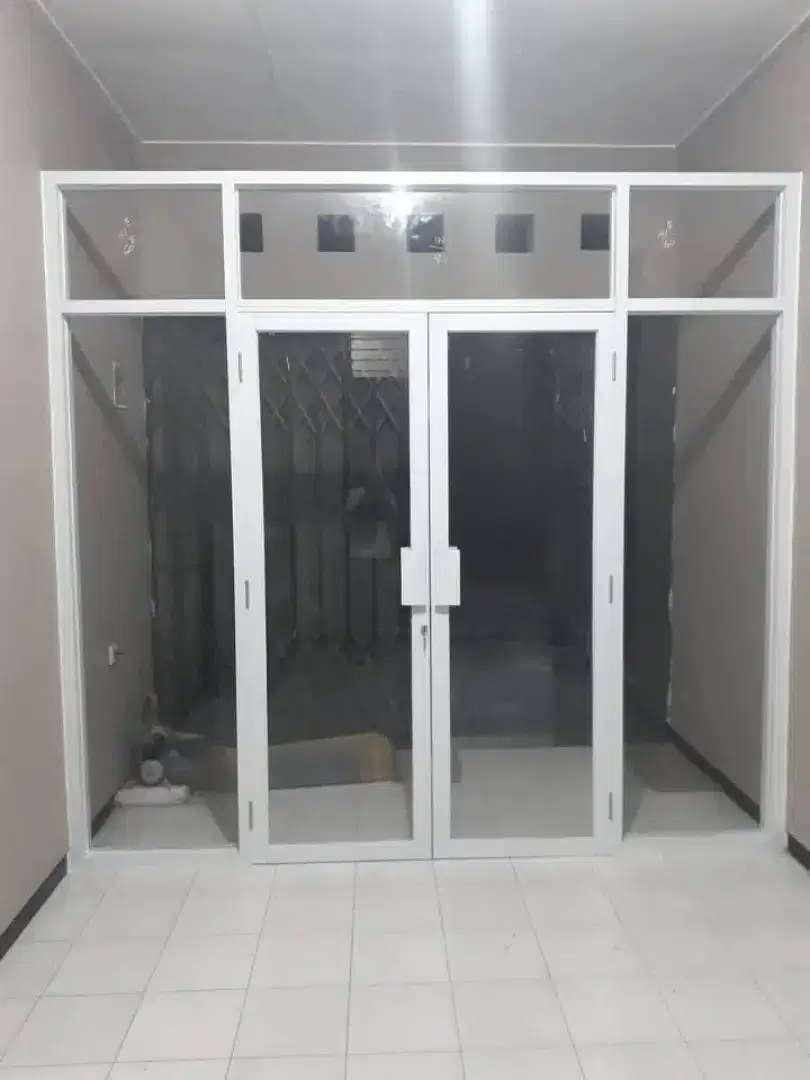 Kusen alumunium /kusen kaca dan daun pintu penyekat ruko