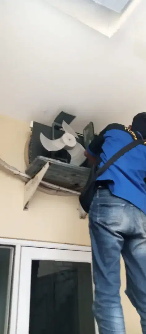 Jasa perbaikan AC keluar air / Perawatan AC ke rumah
