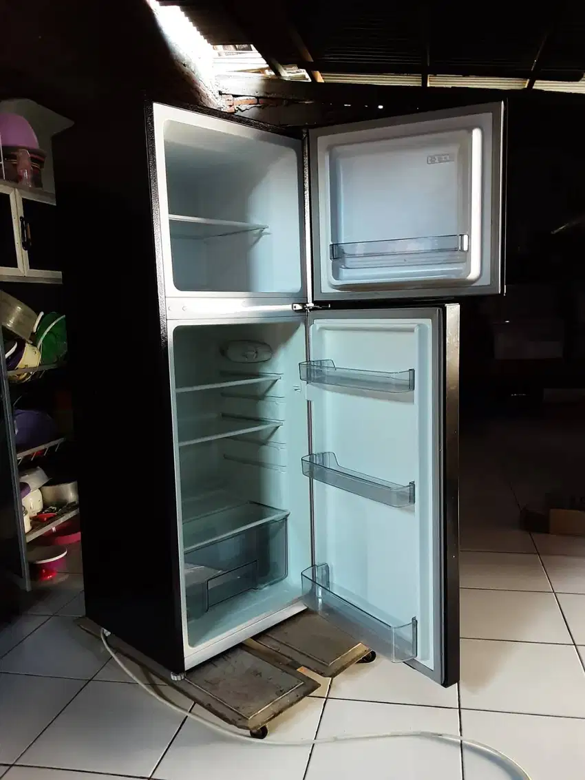 Kulkas changhong 2 pintu hitam
