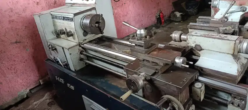 Mesin bubut HG28