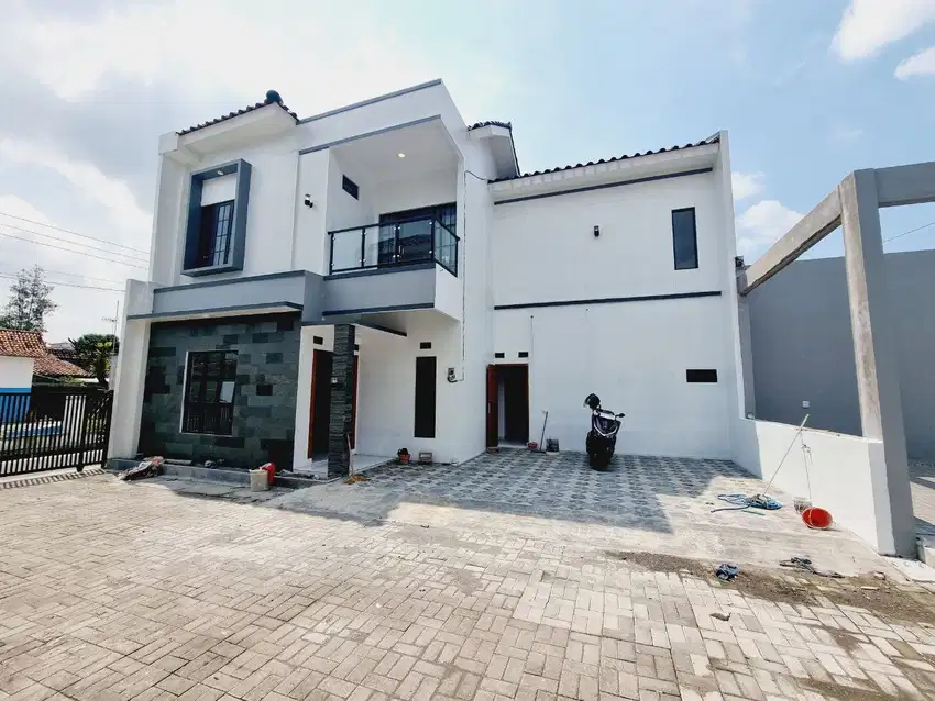 Townhouse Mewah Cantik di Nusukan Solo Bonus Kanopi  (Dr)