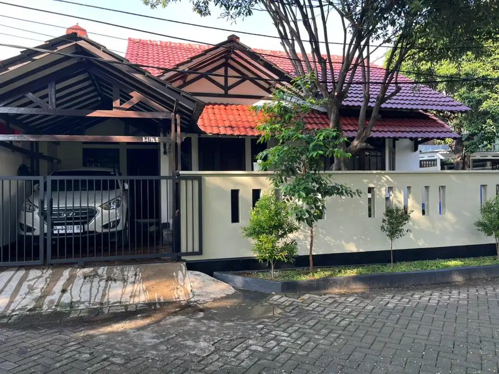 DIJUAL RUMAH ASRI DEPAN TAMAN DI HOEK/HUK