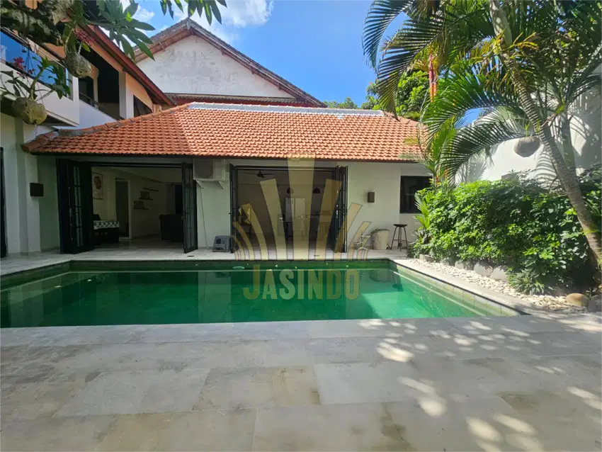 dijual/disewakan villa 2 lantai lokasi kerobokan,dekat pepito , nook