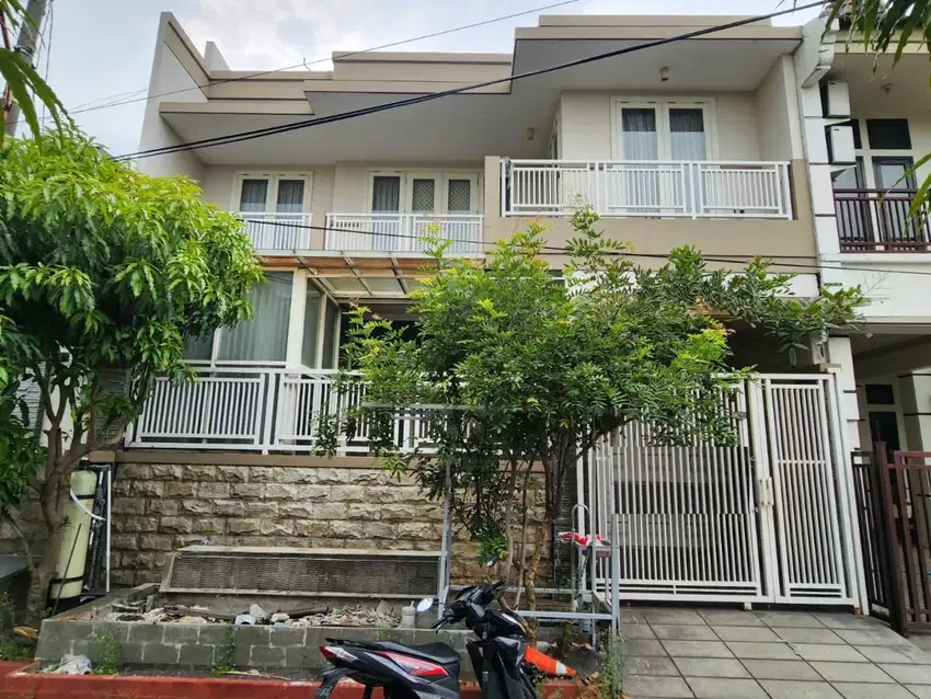 Dijual Cepat Rumah Mewah  HOOK Perum Graha Tirta WARU 2.5Lantai