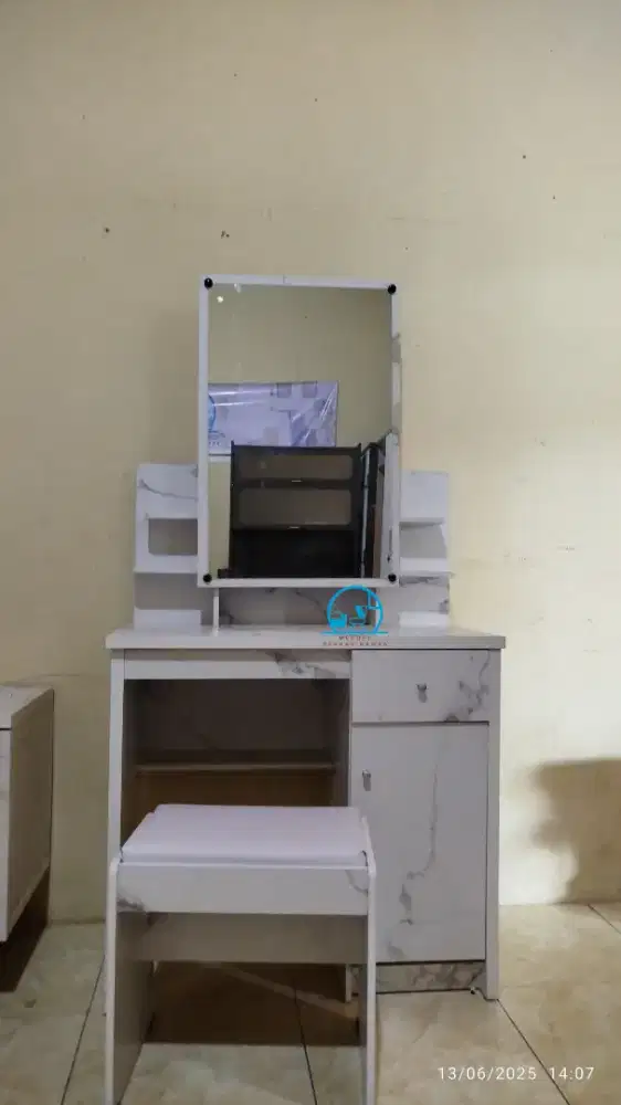 Sale! Meja rias + dapatkan voucher potongan harga