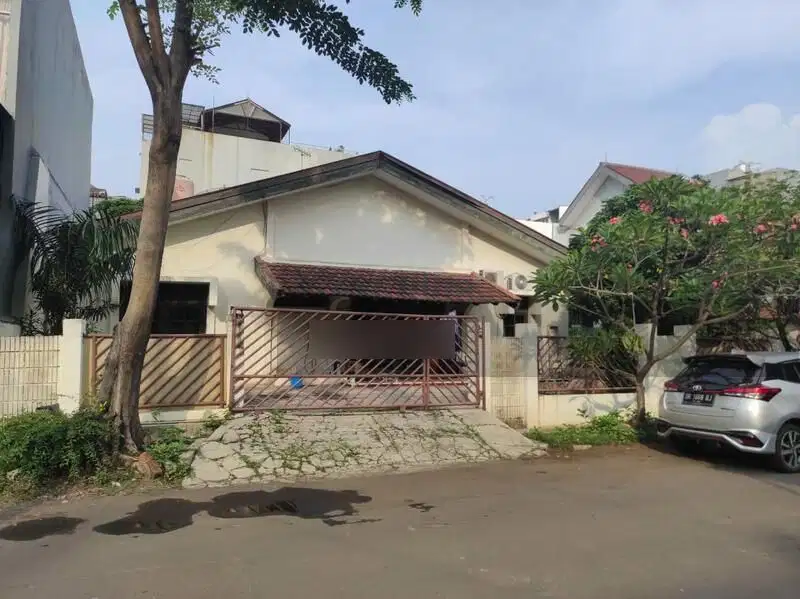 Rumah tua di kelapa nias. Lokasi strategis dekat stasiun LRT