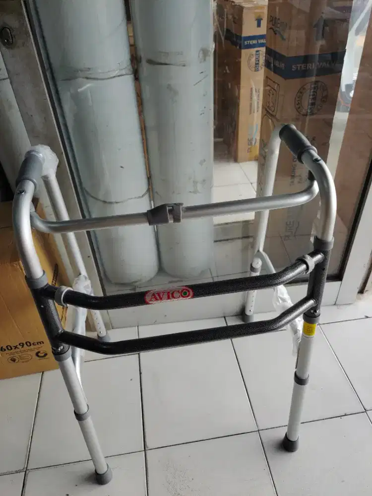 Walker Lipat Avico
