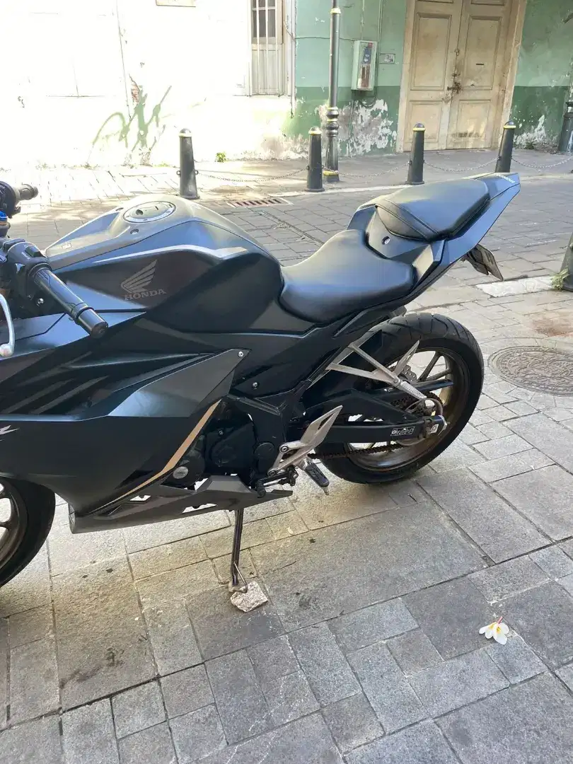 Cbr 150 black edition